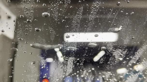 Detailní záběr zaschlého čelního skla v automatické myčce aut. — Stock video
