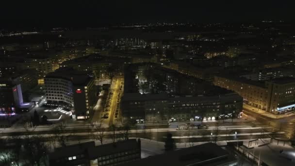 Høj vinkelvisning af en sporvognskørsel i centrum af Helsinki Finland. – Stock-video