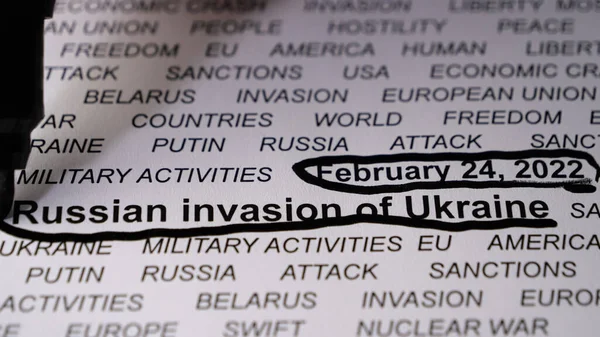 Rusya 'nın Ukrayna' yı işgalinin yakın plan fotoğrafı. Siyah halkalarla yazılmış..