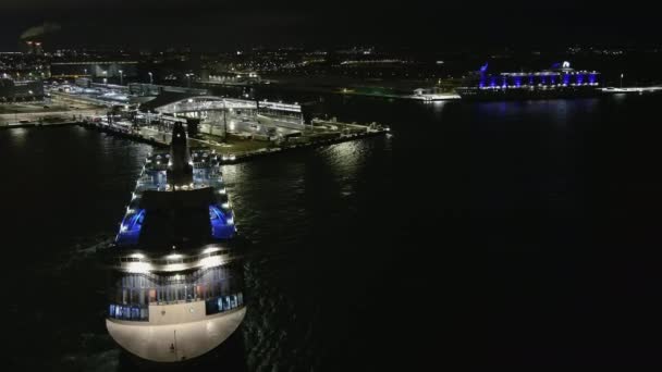 Luftaufnahme eines Passagierschiffes und der Lansisatama in Helsinki, Finnland. — Stockvideo