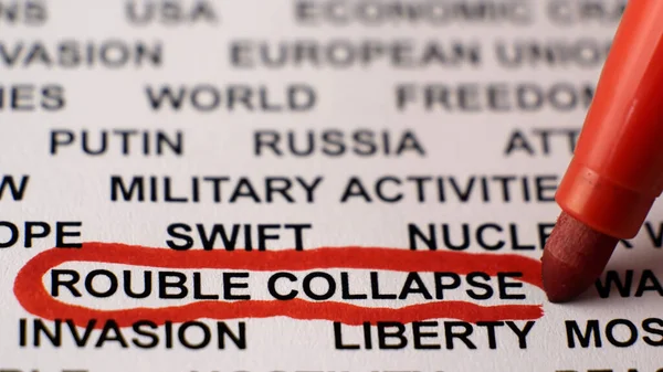 Крупним планом знімок ROUBLE COLLAPSE написаний на білому папері з червоним колом. Криза — стокове фото