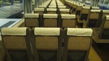 Eski bir tren vagonundaki koltuklar..