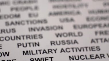 Beyaz kağıda kırmızı daire ile yazılmış ECONOMIC CRASH yakın çekim. Kriz.