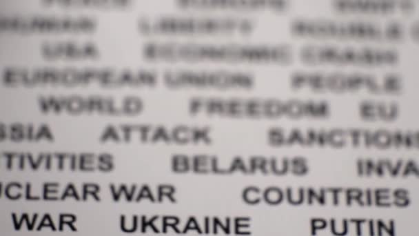 Primer plano de PUTIN escrito sobre papel blanco con un círculo negro a su alrededor. — Vídeo de stock