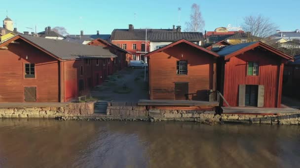 Vista más cercana de las antiguas casas de madera roja junto al río en Porvoo Finlandia . — Vídeos de Stock