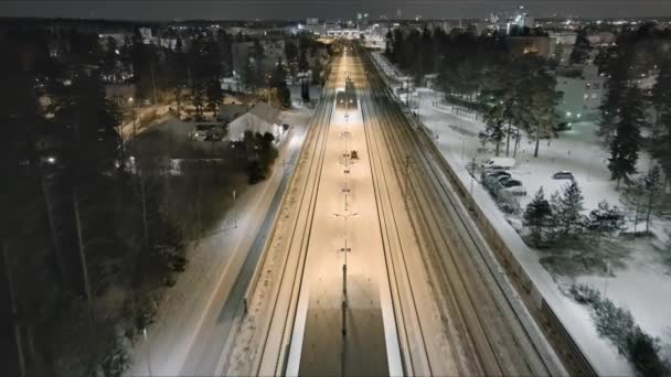 Pequeños tractores limpiando nieve de la plataforma de la estación de tren en Vantaa. — Vídeo de stock