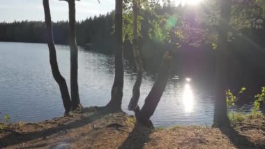 Finlandiya 'daki Halkolampi gölünde güneş batıyor.