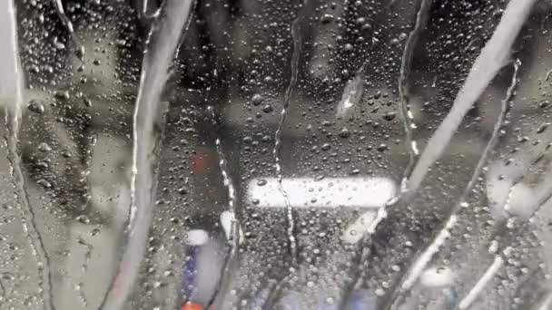 Foto close-up air yang disemprotkan ke kaca mobil. — Stok Video