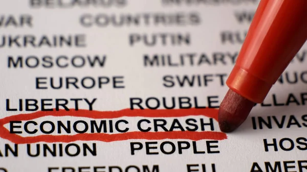 Beyaz kağıda kırmızı daire ile yazılmış ECONOMIC CRASH yakın çekim. Kriz.