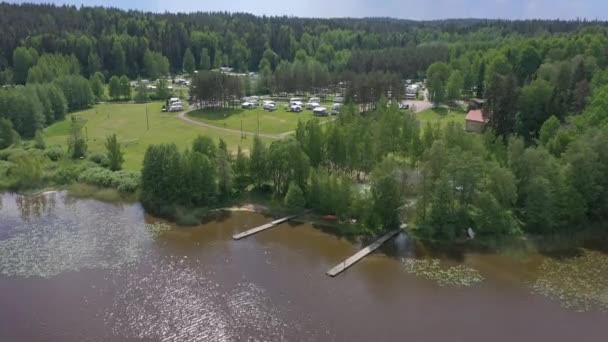 Hermoso punto de vista de drones de un parque de caravanas junto a un lago. — Vídeo de stock