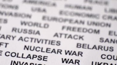 Çevresinde kırmızı bir daire olan kağıda yazılmış ROUBLE ColLAPSE 'in yakın plan çekimi.