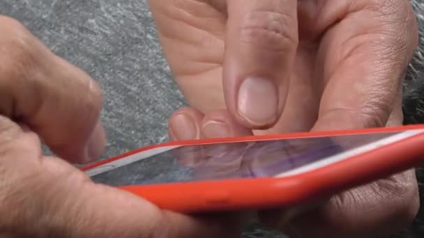 Detailní záběr muže, který používá sociální média na svém chytrém telefonu. — Stock video