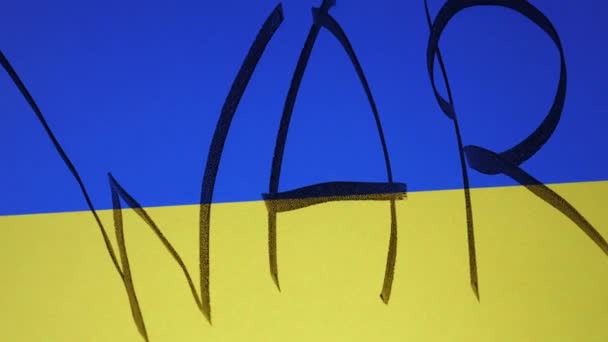 La bandera ucraniana con la guerra escrita en ella. Invasión rusa — Vídeos de Stock