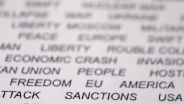 Tiro de close-up de RÚSSIA escrito em papel branco com uma linha vermelha. A guerra. Sanções. — Vídeo de Stock