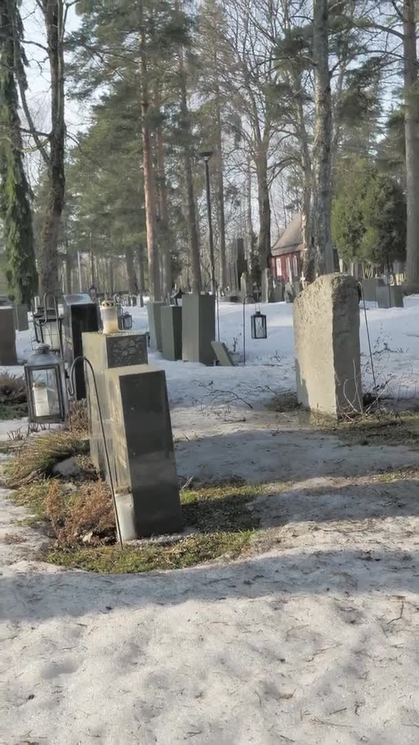 Impresionante disparo de un cementerio durante el invierno. — Vídeo de stock