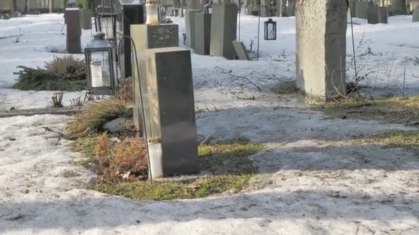 Zbliżenie zdjęcia nagrobków na cmentarzu zimą. — Wideo stockowe