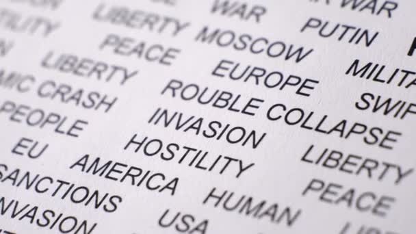 Nahaufnahme von RUSSLAND ATTACK, geschrieben auf weißem Papier. Krisen. Militärische Aktivitäten — Stockvideo
