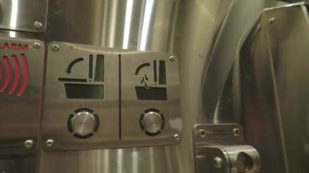 Utsikt över en offentlig toalett i Helsingfors. Gratis toalett med alla bekvämligheter — Stockvideo
