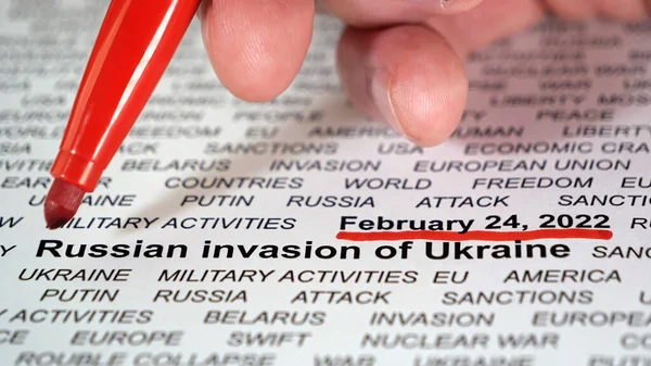 Ukrayna ile ilgili metin altında el çizgileri. Rus istilası kavramı.