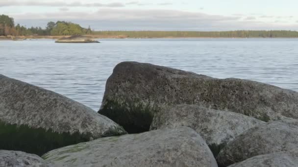 Um olhar mais atento dos solos de granito e rochas na costa costeira — Vídeo de Stock