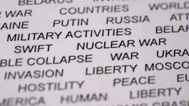 Знімок з роздруківки RUSSIA, написаний на білому папері з червоним рядком під ним. Криза. — стокове відео