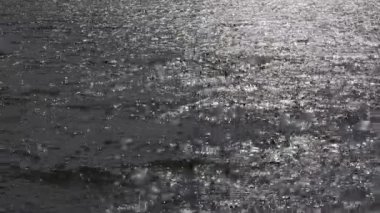 Deniz dalgalarından yansıyan güzel güneş ışığı görüntüsü..