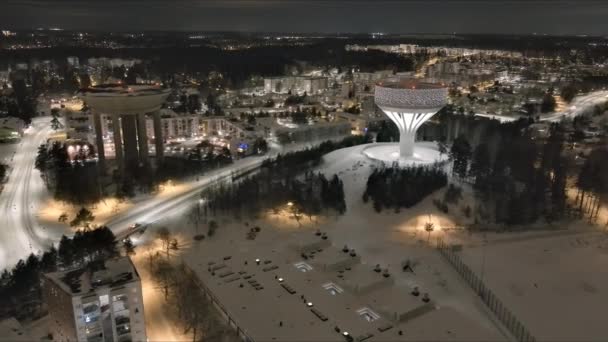 Drone disparo de la nueva torre de agua por el viejo en Hiekkaharju Vantaa. — Vídeos de Stock