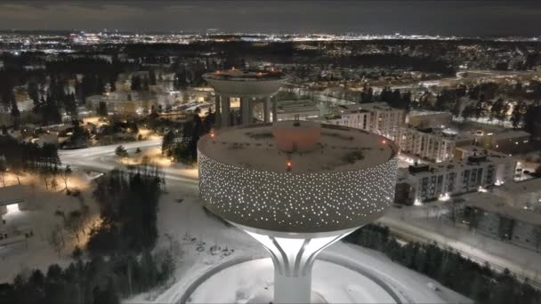 Blick aus der Vogelperspektive auf den neuen Wasserturm von Hiekkaharju neben dem alten in Vantaa. — Stockvideo
