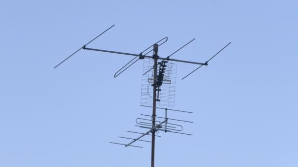 Geweldige opname van antennes op een dak met heldere lucht en bomen op de achtergrond. — Stockvideo