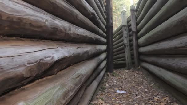 Malý vstup na bunkr v Salpa Line opevnění v lese — Stock video