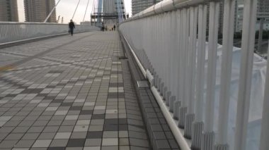 Japonya 'daki Tokyo şehrindeki uzun köprünün korkulukları.