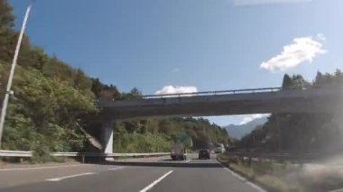 Japonya 'da trafikte yol kenarındaki büyük kamyonlar.