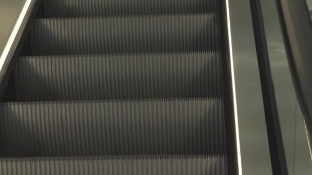 购物中心内自动扶梯上的黑色台阶 — 图库视频影像