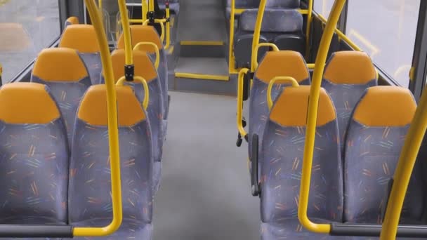 Uno sguardo all'interno del trasporto pubblico degli autobus a Helsinki Finlandia — Video Stock