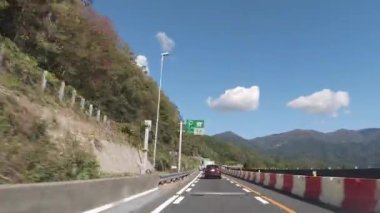 Japonya 'da dağın yanındaki trafik yolu manzarası