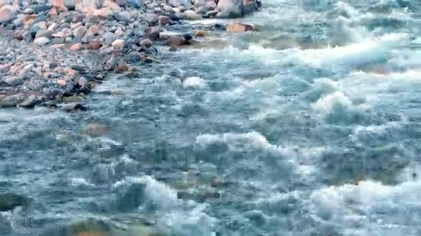 De grote rotsen aan de kant van de Kago rivier in Japan — Stockvideo