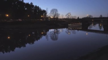 Finlandiya 'da akşam saatlerinde Porvoo Nehri' nin güzel bir görüntüsü..