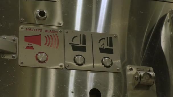 Primer plano de las señales dentro de un baño público en Helsinki. — Vídeos de Stock