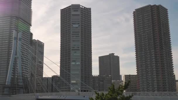 Zon schijnt zo helder in de stad Tokio in Japan — Stockvideo