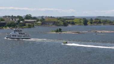 Helsinki kıyı adaları yakınlarındaki bir feribotun destansı görüntüsü..