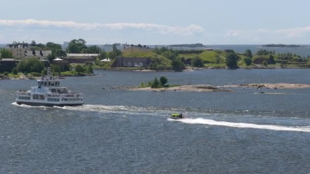 Episk bild av en motorbåt som passerar en färja nära Helsingfors kustöar. — Stockvideo