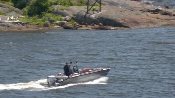 Impresionante foto de una lancha a motor navegando entre las islas costeras cerca de Helsinki. — Vídeos de Stock
