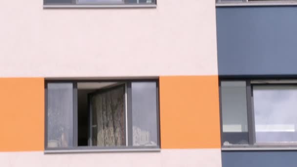 Fachada de un colorido edificio de apartamentos. — Vídeo de stock