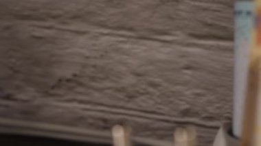 Yakın çekim para ve yüksek enerji fiyat kavramını gösteren bir soket.