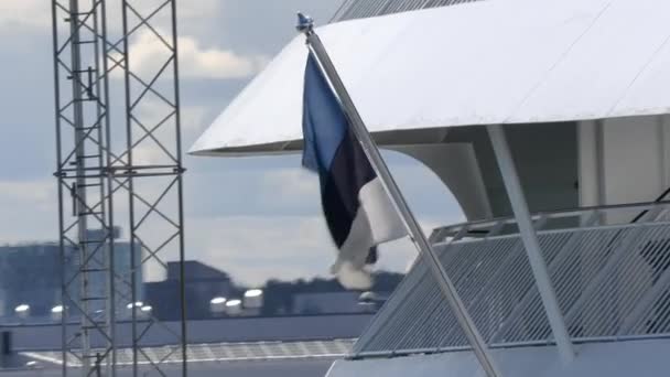 Een close-up van de Estse vlag op een cruiseschip. Haven van Tallinn. — Stockvideo