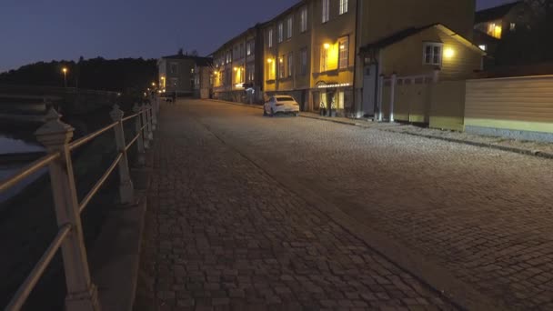 Hermosa foto de la calle ribereña en Porvoo Finlandia durante la noche. — Vídeos de Stock