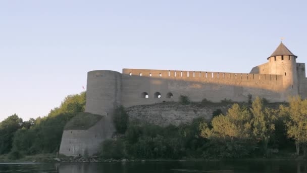 L'enorme castello di Ivangorod sulla città di confine nel lato russo. — Video Stock