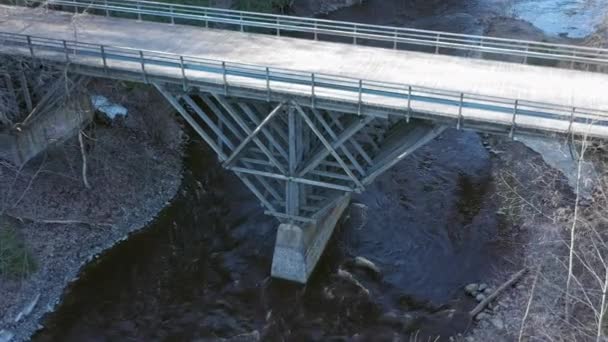 Incrível ponto de vista drone de uma ponte de madeira atravessando um rio. — Vídeo de Stock
