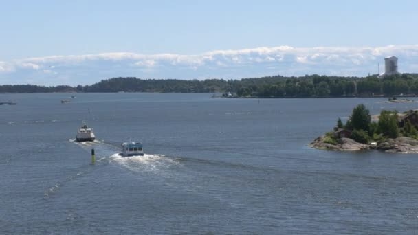 Amazing shot of ferries traveling between Helsinki and the coastal islands. — Vídeos de Stock
