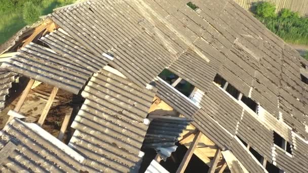 Drohnenschuss vom Dach eines verlassenen Rinderstalls. — Stockvideo